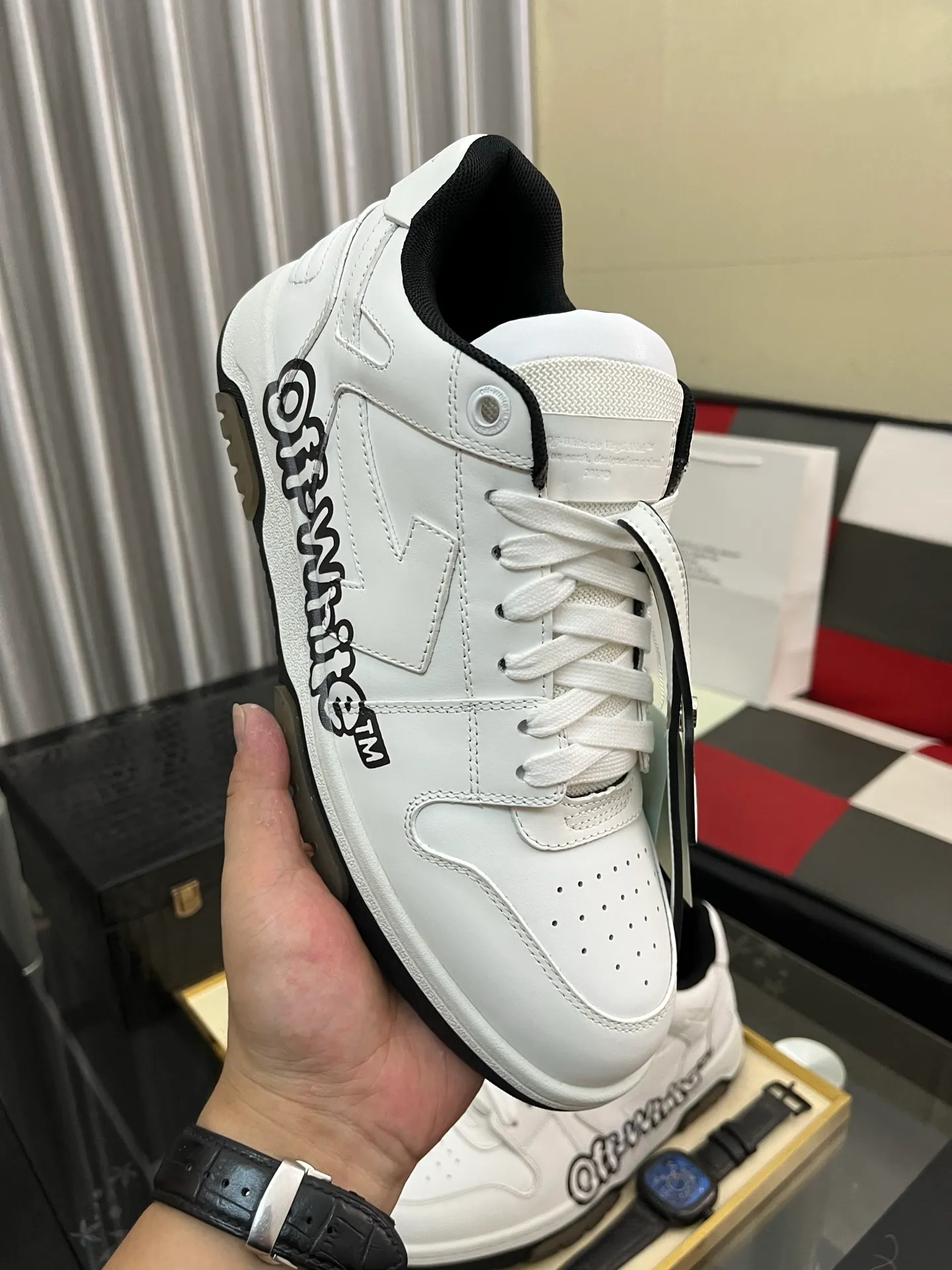 Men's shoes 💰600⌚️⌚️ OFF-White C/O VirGil Abloh fashionable and versatile casual shoes. Exclusive first release of the new model. Made of environmentally friendly cowhide leather and mesh fabric upper material. The insole is embedded with foam cushioning EVA material. The correct midsole is equipped with EVA lightweight cushioning. External tooth nail rubber outsole. The correct accessories can be customized simultaneously. Women's model: 35-40 Men's model: 39-45